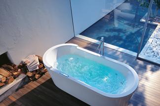 Whirlwanne vor großem Fenster