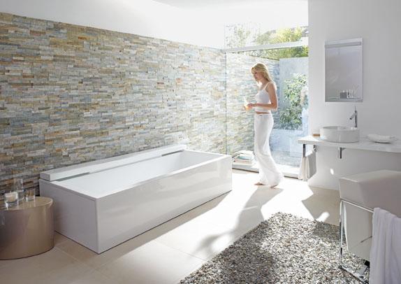 Wanne vor Natursteinwand