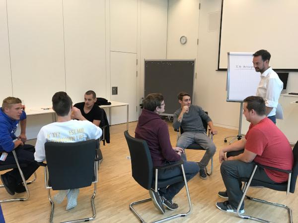Coach Max von Düring mit Azubis bei Persönlichkeitstraining
